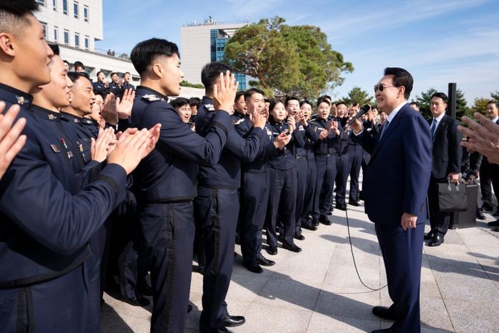 윤 <b>대통령</b> "너무 든든하다"…안보견학 온 공사 <b>생도들</b> 격려