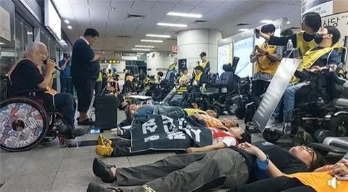 <b>전장연</b>, 국가 상대 손배소 일부 승소…"1천만원 <b>배상</b>해야"