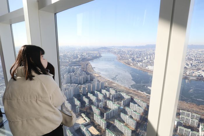 기준금리 ‘깜짝’ 인하에도…대출 규제로 부동산 시장은 ‘요지부동’