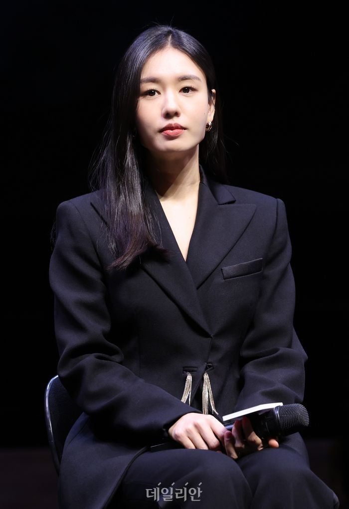“이게 무대의 맛”…<b>안은진</b>, ‘<b>사일런트 스카이</b>’로 7년 만에 느낀 쾌...