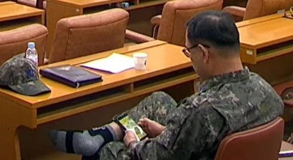 "당신 정신 있어요?" <b>국회</b>서 군화 벗고 폰 <b>게임</b> 몰두한 공군 <b>장성</b>
