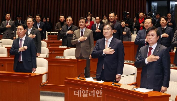 국민의힘, <b>지지율</b> 반등에 마음 편해졌나…'민심 괴리' 발언에 '사과 반...