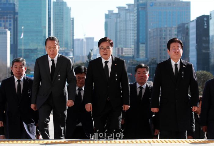 우원식 국회의장과 이재명 더불어민주당 대표, 권영세 국민의힘 비상대책위원장이 지난해 12월 31일 서울 여의도 국회에서 여객기 사고 희생자 합동 분향소 참배를 마친 후 함께 국회 본청으로 향하고 있다.<BR> ⓒ데일리안 홍