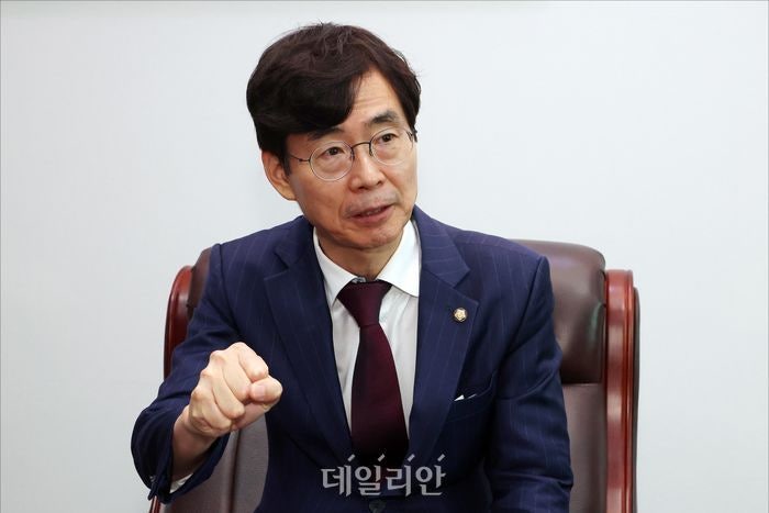 조경태, 尹관저 집결 <b>의원들</b> 향해 "국회<b>의원</b> 자격 있나"