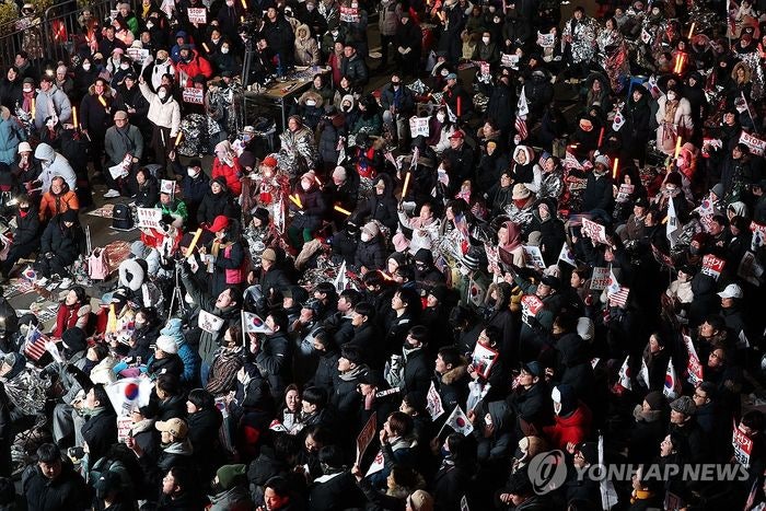 한남동 <b>관저</b> '<b>집회</b> 쓰레기' 급증에 서울시 "처리 인력·비용 지원"