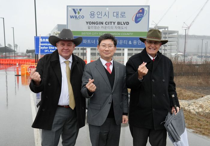 이상일 시장이 현지시간 9일 윌리엄슨 카운티가 테일러시 삼성전자 파운드리 시설 신축공사장 앞에 설치한 '용인시 대로' 명예도로표지판 앞에서 지역 관계자들과 기념촬영을 하고 있다. ⓒ용인시 제공