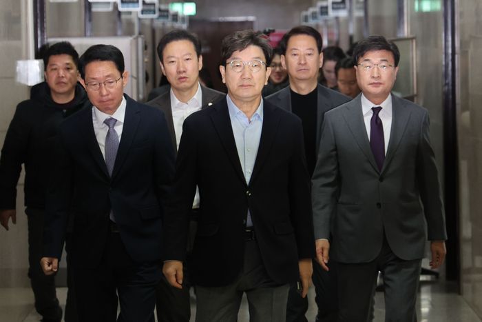 On the morning of the 15th, as the second arrest warrant for President Yoon Seok-yeol was being executed, Kwon Seong-dong, the floor leader of the People Power Party, and other floor leaders are moving to hold an urgent in-operation strategy meeting at the National Assembly. ⓒNewsis