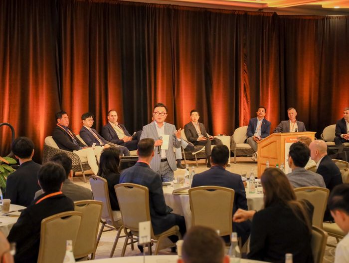 At the 'Mirae Asset ETF Rally 2025' held on the 3rd to 4th (local time) at the Fairmont Hawaii Hotel, Park Hyun-joo, Chairman of Mirae Asset Group (center) and global ETF employees are sharing the status of the ETF business. ©Mirae Asset Global Investments