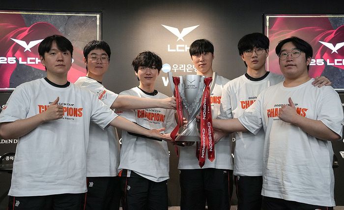 Hanwha Life Esports players and coach Choi In-kyu pose with the trophy at LoL Park in Jongno-gu, Seoul, after winning the first LCK Cup on the 23rd. ⓒYonhap News