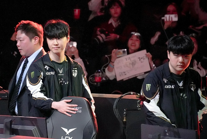 Gen.G's mid laner 'Chovy' Jeong Ji-hoon (left) and 'Canyon' Kim Geon-bu take their seats during the opening ceremony of the 2025 LCK Cup final at LoL Park, Jongno-gu, Seoul, on the 23rd. ⓒYonhap News