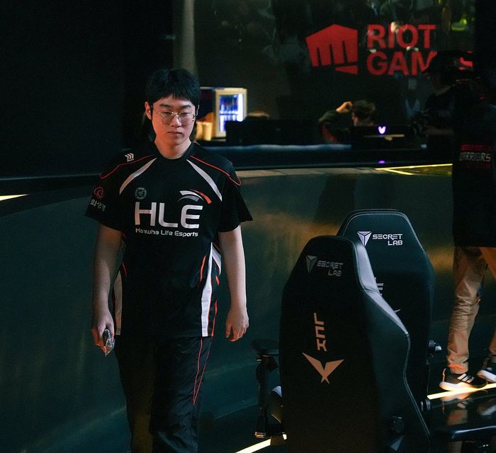 Hanwha Life Esports' top laner 'Zeus' Choi Woo-jae takes his seat before the start of the 5th set during the 2025 LCK Cup final at LoL Park, Jongno-gu, Seoul, on the 23rd. ⓒYonhap News