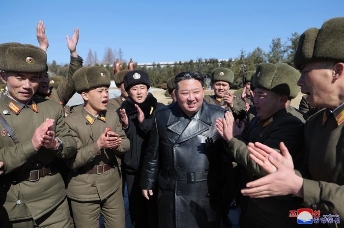<b>사상무장</b> 나선 <b>김정은</b> "군사기술보다 우선"…신념화된 충성 강조