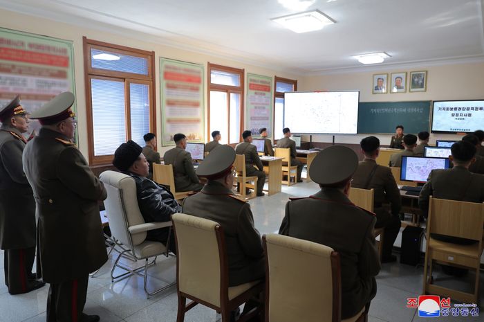 김정은 북한 국무위원장이 북한군 최고급 정치장교 양성기관인 김일성정치대학을을 찾아 군의 사상 무장과 충성을 강조했다. 김정은 위원장이 24일 최고군사정치학원인 김일성정치대학을 방문해 연설했다고 조선중앙통신이 25일 