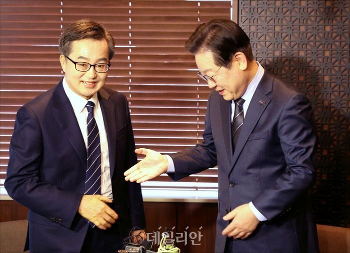 <b>김동연</b> "<b>이재명</b>, 3년 전 <b>개헌</b> 약속…논의조차 안돼 유감"