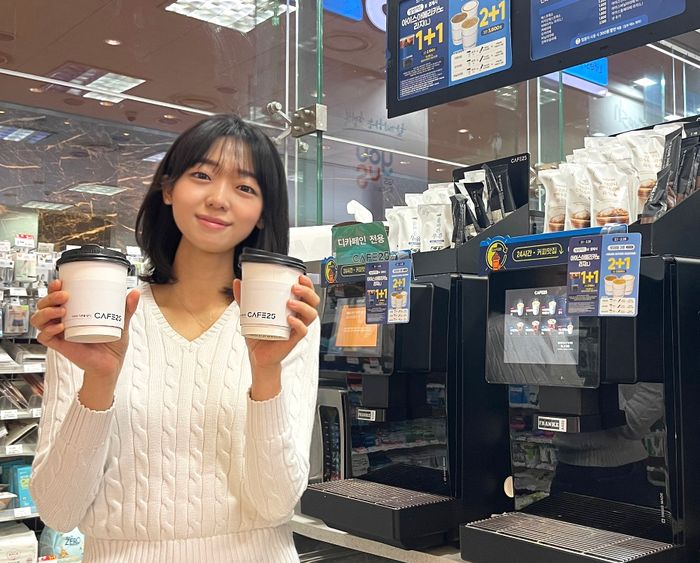 在GS25中,該模型持有25咖啡館的咖啡