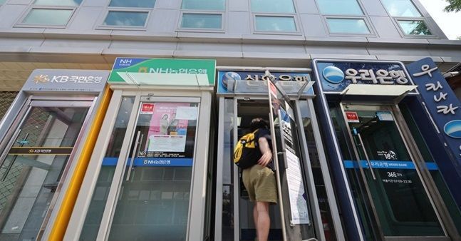 商業銀行的自動櫃員機。yonhap新聞