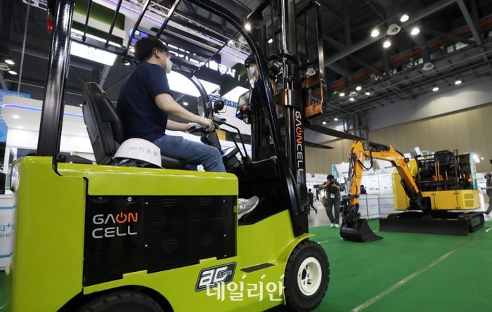 Hydrogen-powered excavators and forklifts.ⓒNewsis