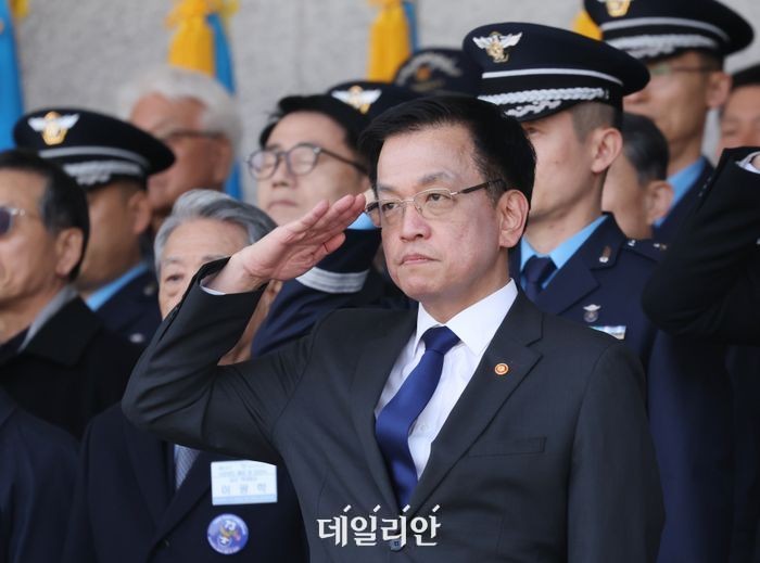 공군사관학교 찾은 <b>최상목</b> <b>대행</b> “군 본연의 역할·사명감” 강조
