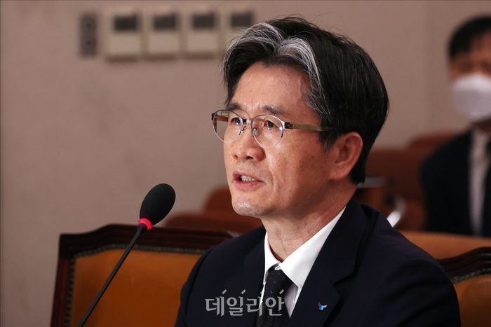 <b>공수처장</b> "尹대통령 기소 적법했다"…여당 <b>사퇴</b> 요구 거부
