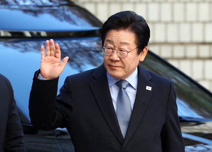 이재명 더불어민주당 대표가 지난 2월 23일 서울 서초구 서울고등법원에서 열린 공직선거법 위반 혐의 항소심 첫 재판에 출석하며 지지자 등을 향해 인사하고 있다. ⓒ뉴시스