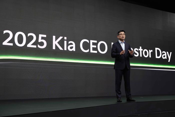 기아 송호성 사장이 '2025 CEO 인베스터 데이(CEO Investor Day)'에서 기아의 중장기 사업 전략과 재무 목표 등에 설명하고 있다.ⓒ기아