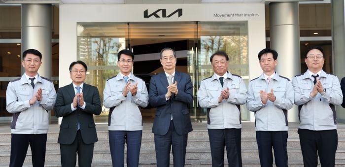 <b>한덕수</b>, 광주 <b>기아</b>차 <b>공장</b> 방문… "미국 관세 충격 완화 위해 노력"