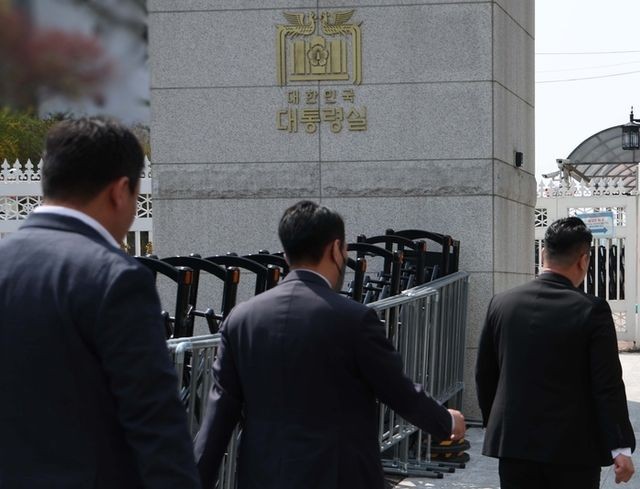 <b>대통령실 압수수색</b> 불허…경호처·<b>경찰</b> 5시간째 <b>대치</b>