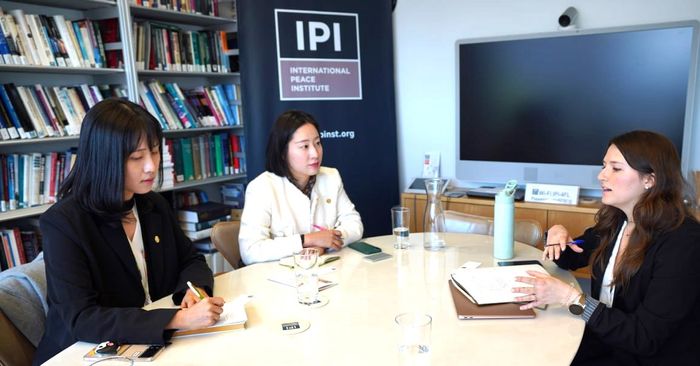 최동은 세계여성평화그룹(IWPG) 국제협력부장(가운데)이 뉴욕 국제평화연구소IPI 관계자와 여성·평화·안보 의제를 논의하고 있다. ⓒIWPG 제공