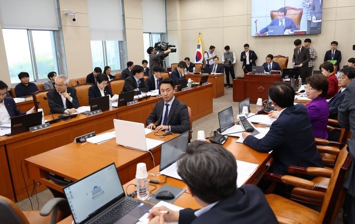 민주당, 행안위서 '<b>지역화폐</b> 1조원 <b>추경안</b>' 단독처리