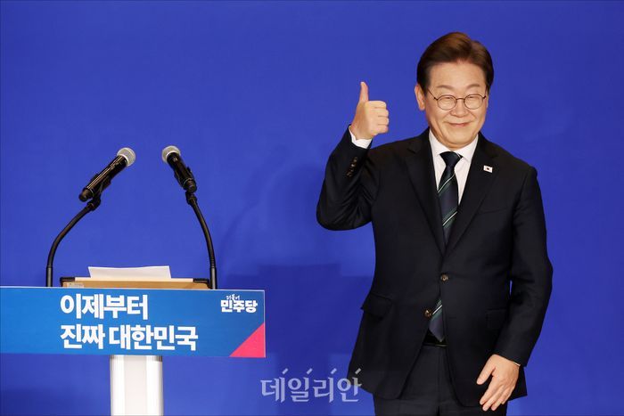 이재명 더불어민주당 대선 후보가 지난달 30일 오후 의원회관 대회의실에서 열린 민주당 '진짜 대한민국 선대위' 출범식에서 엄지손가락을 치켜올리고 있다.ⓒ데일리안 홍금표 기자