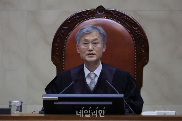 조희대 대법원장이 지난 1일 오후 서울 서초구 대법원에서 이재명 더불어민주당 대선 후보의 공직선거법 위반 사건 상고심 선고를 위해 재판을 준비하고 있다.ⓒ국회사진취재단