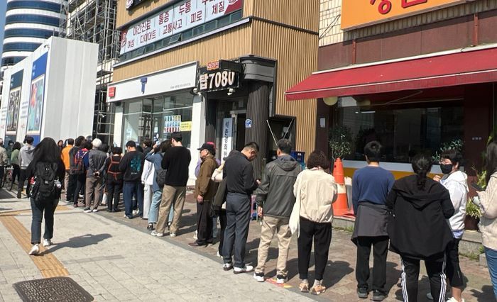 4월 28일 서울 송파동의 한 SK텔레콤 직영점에서 유심을 교체하려는 고객들이 길게 줄지어 서있다.ⓒ데일리안 이주은 기자