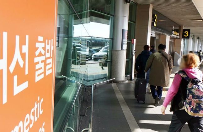 제주국제공항에서 관광객들이 출발장으로 향하고 있다.(사진 내용과 직접적 관련 없음).ⓒ 뉴시스