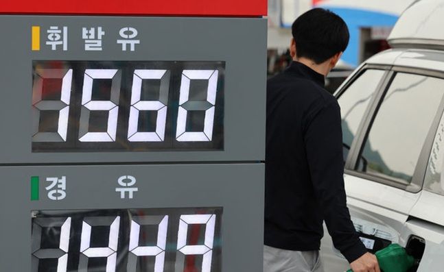 서울시내 한 주유소에 기름 판매 가격이 표시돼 있다.ⓒ 뉴시스