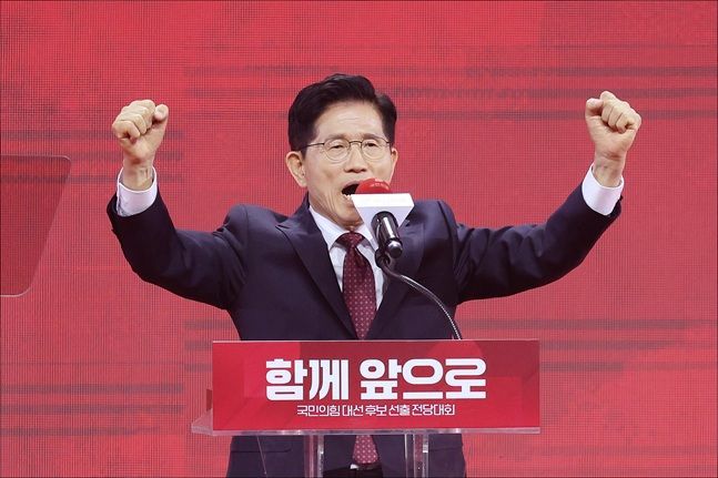 제21대 대통령선거 국민의힘 후보로 선출된 김문수 후보가 3일 오후 3일 오후 경기도 고양 일산서구 킨텍스에서 열린 제21대 대선 후보 선출을 위한 국민의힘 제5차 전당대회에서 수락 연설을 하고 있다.ⓒ데일리안 홍