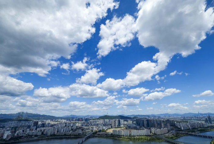 서울 하늘이 파랗게 펼쳐져 있다.ⓒ뉴시스