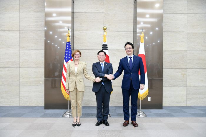 제15차 한미일 안보회의 (DTT : Defense Trilateral Talks)가 10일 서울에서 개최됐다.사진은 기념 촬영하는 조창래 국방부 국방정책실장(가운데),카라 에버크롬비(Cara ABERCROMBI