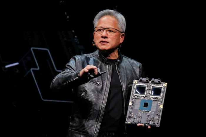 젠슨 황 엔비디아 최고경영자(CEO)가 지난해 6월 대만에서 열린 컴퓨텍스 2024에서 차세대GPU블랙웰 플랫폼을 소개하고 있다.ⓒ로이터/연합뉴스
