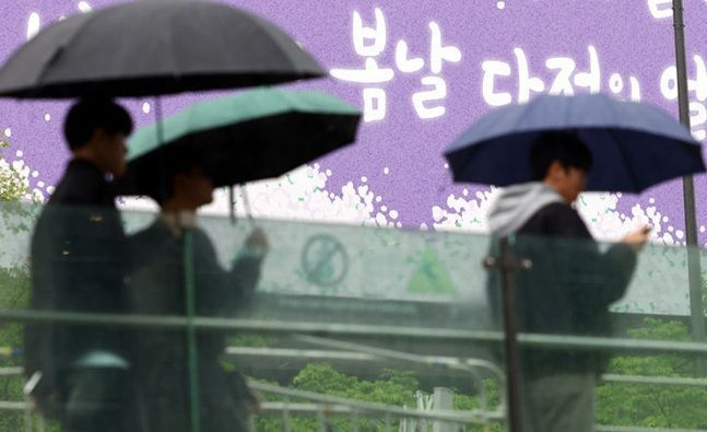 서울 광화문에 시민들이 우산을 쓰고 걸어가고 있다(자료사진).ⓒ뉴시스