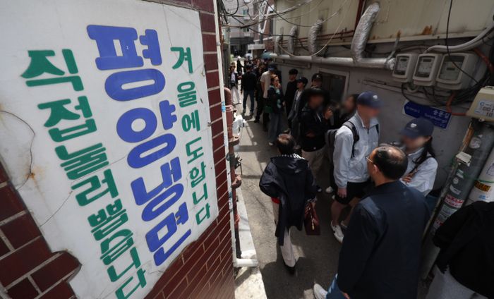 오전 서울 시내 한 냉면 전문점에서 방문객들이 줄을 서있다(자료사진).ⓒ뉴시스