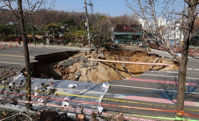 서울 강동구 명일동에서 발생한 대형 땅 꺼짐(싱크홀) 사고 현장(자료사진).ⓒ뉴시스