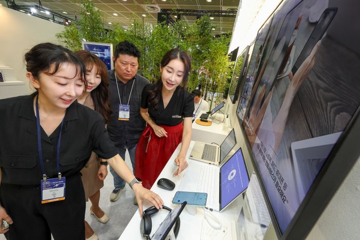 KT가 월드IT쇼 2025에서 마이크로소프트 팀즈폰을 소개하고 있다.ⓒKT