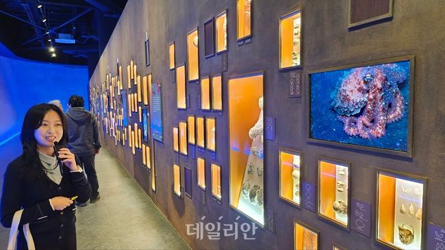 국립해양생물자원관 관계자가 전시물에 관해 설명하고 있다.ⓒ데일리안 장정욱 기자