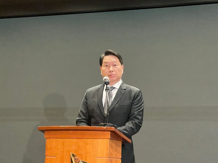 최태원 SK그룹 회장이 7일 서울 중구 SKT타워에서 열린 유심 해킹 사고 관련 일일브리핑에서 대국민 사과를 하고 있다.ⓒ데일리안 이주은 기자