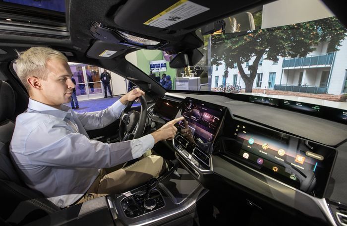 CES 2024가 열린 미국 라스베이거스 컨벤션 센터에 위치한 하만 전시관에서 삼성전자 모델이 삼성과 하만이 함께 개발한 레디 제품을 체험하고 있다.ⓒ삼성전자