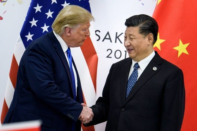 도널드 트럼프(왼쪽) 미국 대통령이 지난 2019년 6월 28일 일본 오사카에서 열린 주요20개국(G20) 정상회의에서 시진핑 중국 국가주석과 만나 악수하고 있다.ⓒ AFP/연합뉴스
