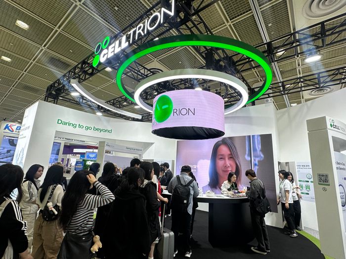 7일 서울 코엑스 바이오코리아 2025 셀트리온 부스에서 관람객들이 레고 조립 체험을 기다리고 있다.ⓒ데일리안 이소영 기자