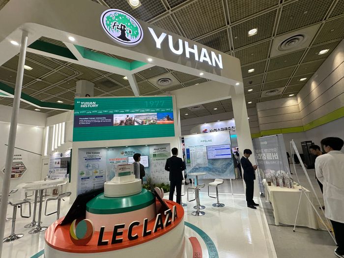 7일 서울 코엑스 바이오코리아 2025 유한양행 부스에서 관람객들이 포스터를 확인하고 있다.ⓒ데일리안 이소영 기자