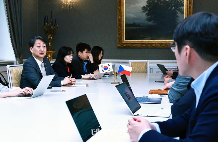안덕근 산업통상자원부 장관은 지난 7일 체코 프라하 리히텐슈타인궁에서 산업부 공동취재단과 간담회를 가졌다.ⓒ산업