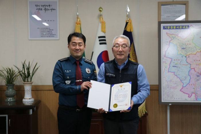 감사장 받은 버스기사 이모씨.ⓒ부산 기장경찰서 제공